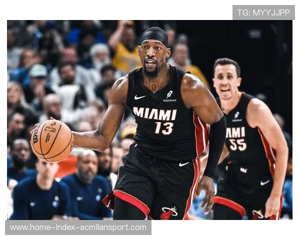 巴特勒突破分球制造两次得分，热火团队配合默契